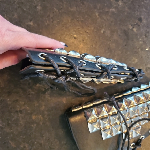 🐕 Pair of black leather studded gauntlets - Picture 6 of 6